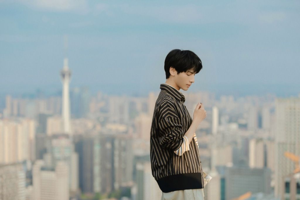 罗云熙儒雅绅士写真图片