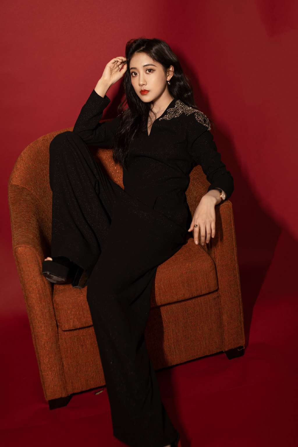 李艺彤纯黑套装性感写真图片