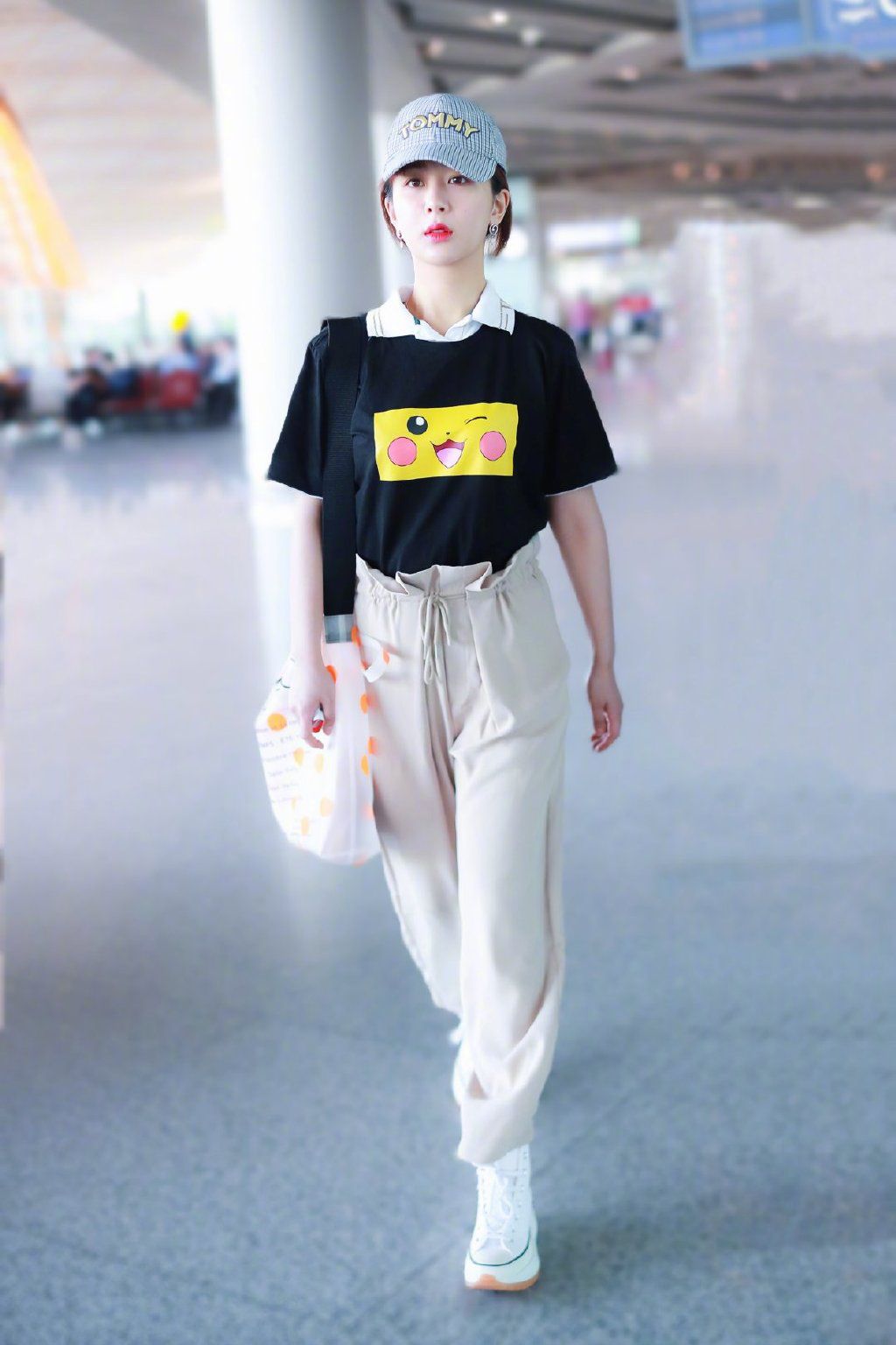 杨紫甜美俏皮机场图片