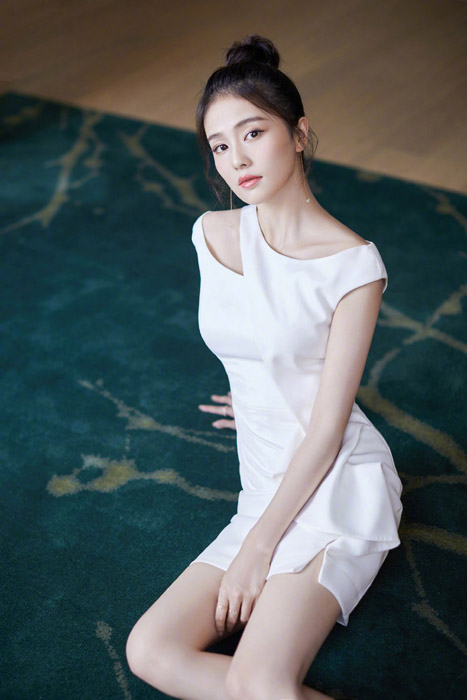 白鹿甜美小白裙写真照