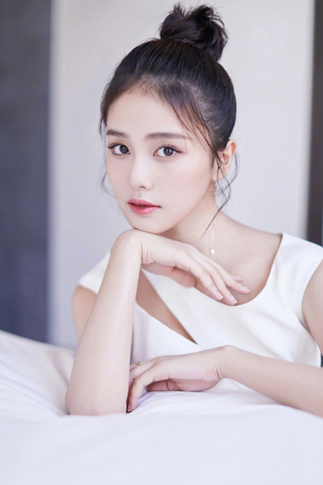 白鹿甜美小白裙写真照