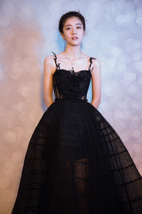 张雪迎黑色吊带纱网裙优雅性感写真照