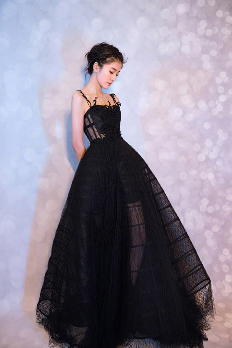 张雪迎黑色吊带纱网裙优雅性感写真照