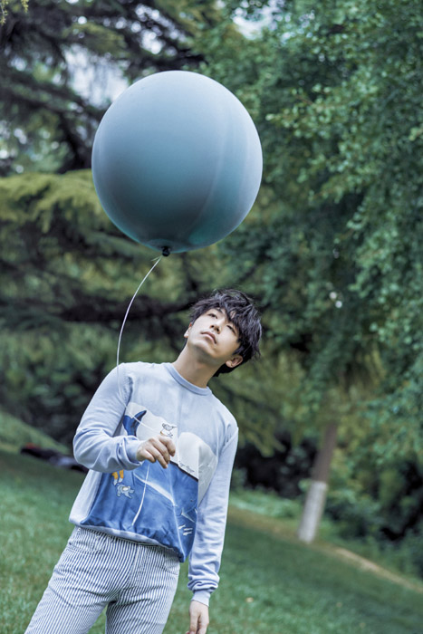 白客生日蓝色气球慵懒写真照片