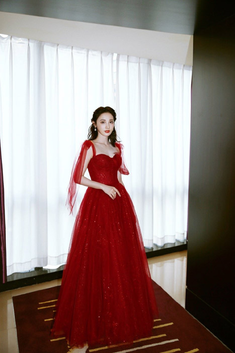 彭小苒红色薄纱礼服优雅迷人写真照