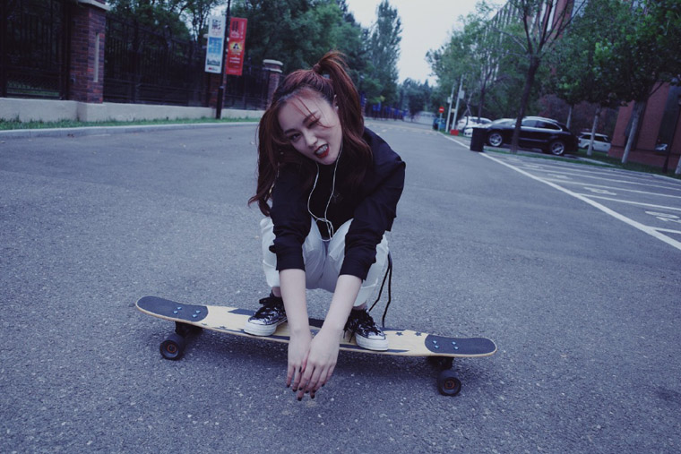 尚语贤双马尾活力滑板少女写真照