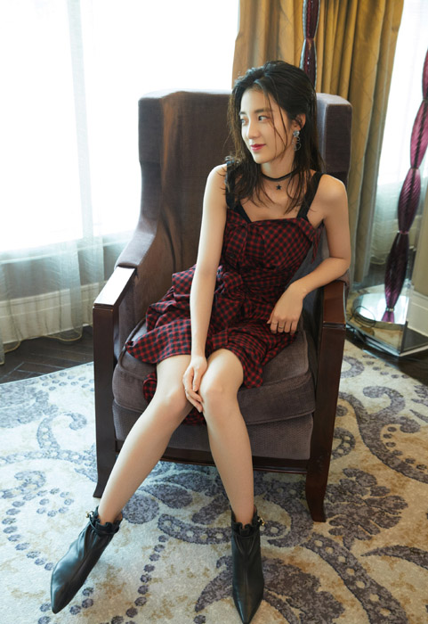 万鹏红色格纹吊带裙优雅时尚写真照