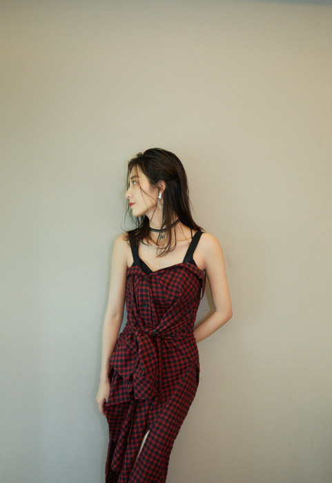万鹏红色格纹吊带裙优雅时尚写真照