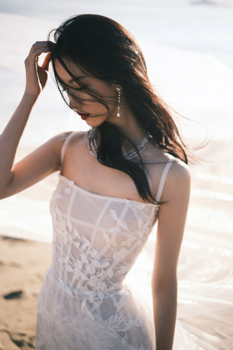 陈都灵白色轻纱抹胸礼服仙气优雅海滩写真照