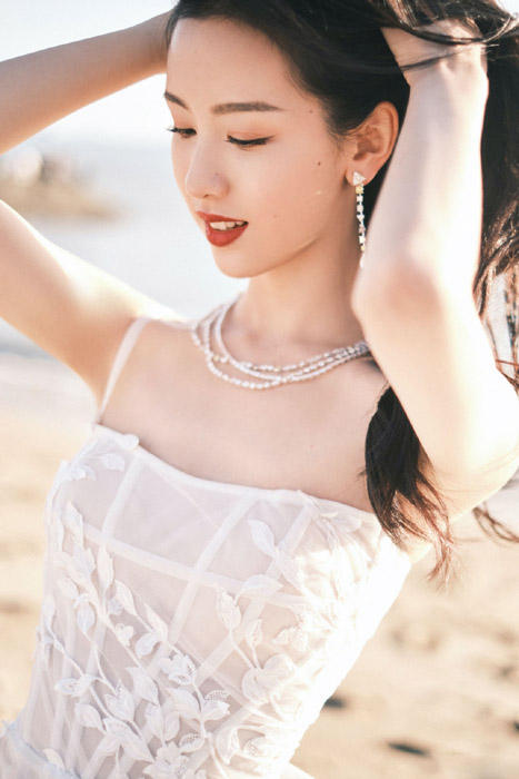 陈都灵白色轻纱抹胸礼服仙气优雅海滩写真照