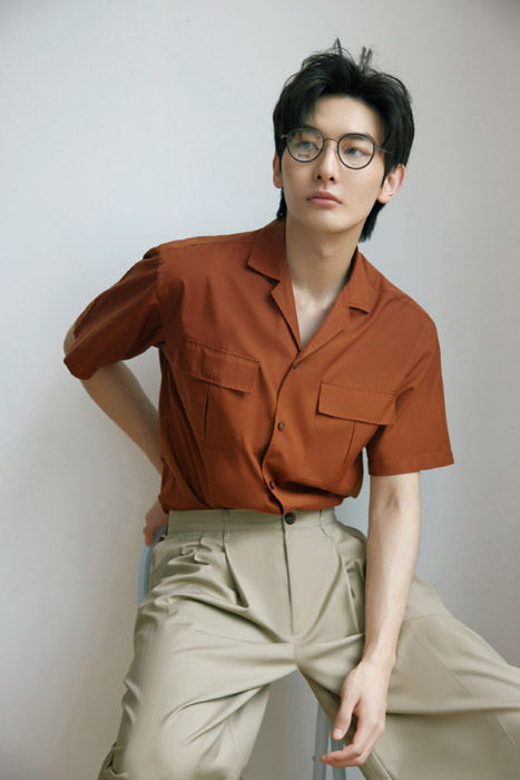 王瑞昌棕色衬衫帅气时尚写真照