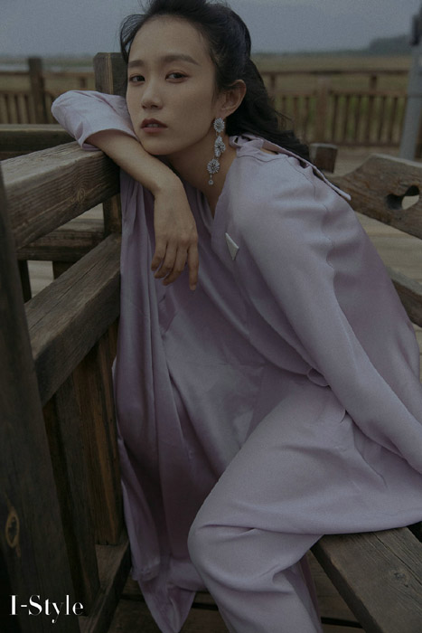 黄尧淡紫绸缎裙安静优雅写真照