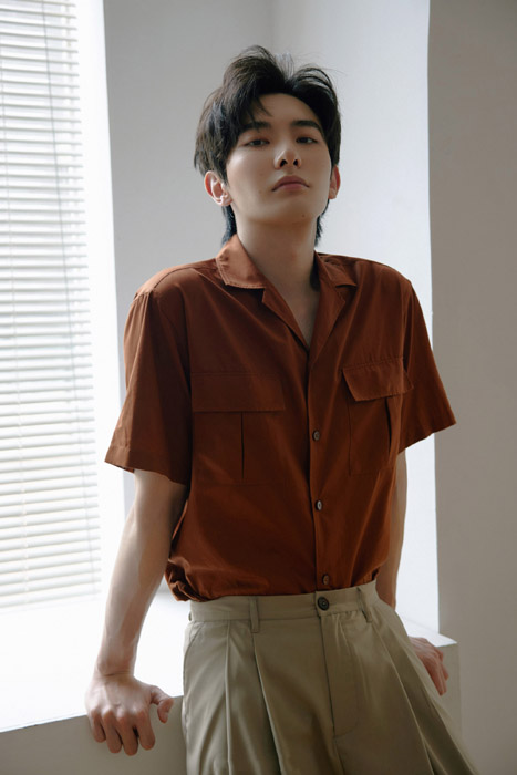 王瑞昌棕色衬衫帅气时尚写真照