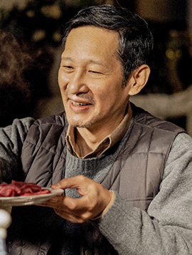 许友仁（王劲松饰演）