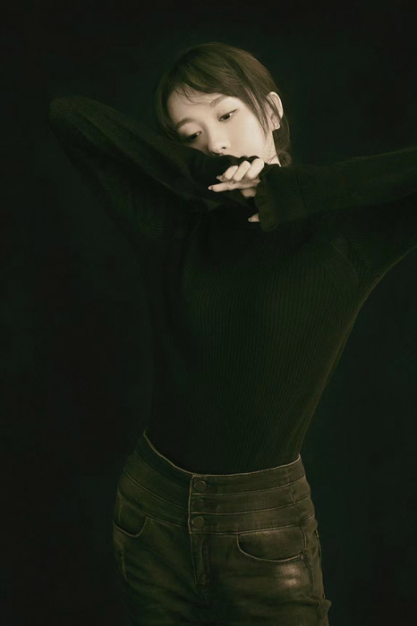 宋奕星黑色毛衣“用眼神演绎情绪”写真照片
