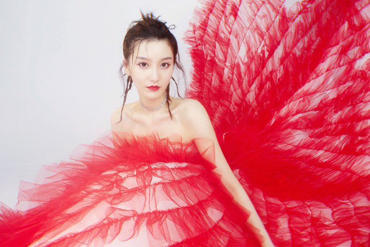 金尤美抹胸红色轻纱礼服优雅时尚写真照