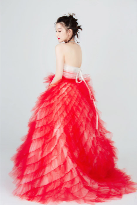 金尤美抹胸红色轻纱礼服优雅时尚写真照