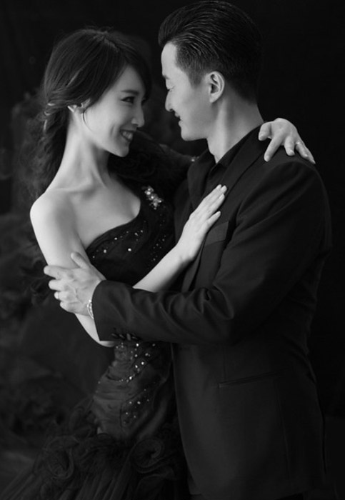吴京谢楠夫妇合体甜蜜黑白质感写真照