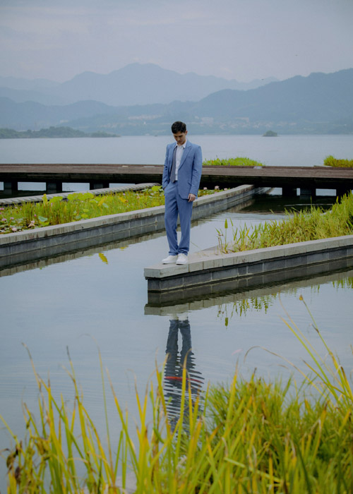 盛一伦蓝色西装帅气春日水边写真照