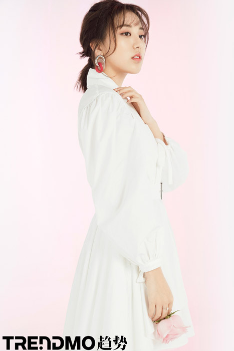 刘人语纯白衬衫裙甜美写真照片