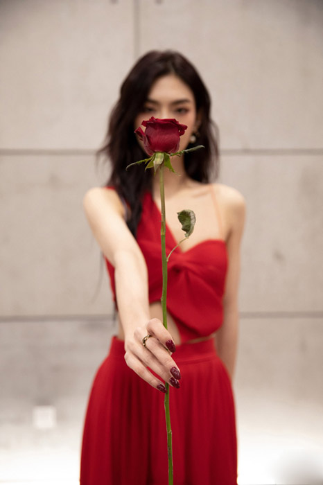 曾可妮红色吊带裙美艳性感时尚写真照