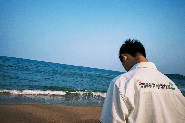 陆宇鹏白衬衫少年感沙滩帅气写真照
