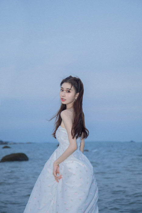 郑合惠子白色抹胸裙灵动唯美海边写真照