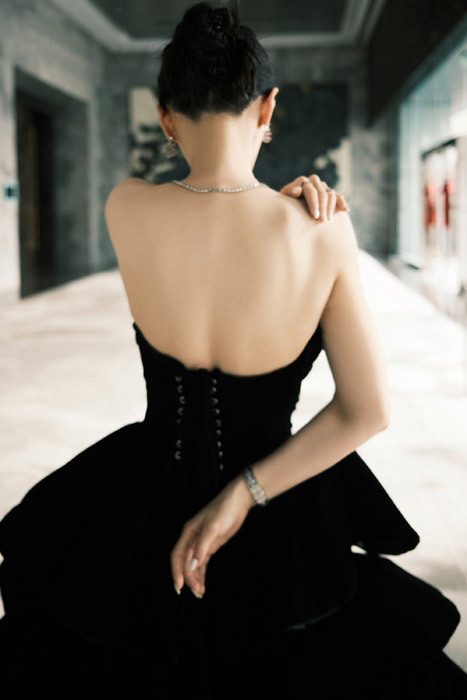 金靖黑色抹胸蛋糕裙魅力优雅写真照