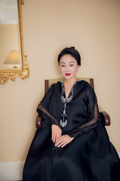王姬黑色绸缎礼服高贵优雅写真照