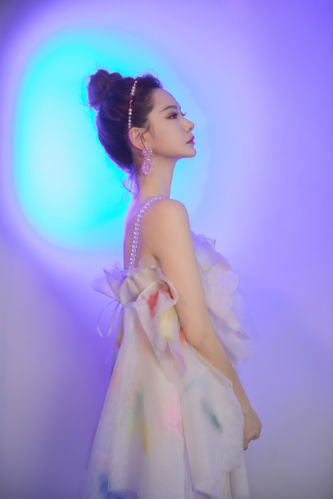戚薇白色吊带公主裙魅力时尚写真照片