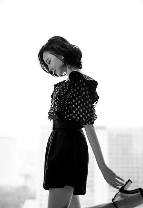 陈小纭黑色圆点短裙性感魅力写真照