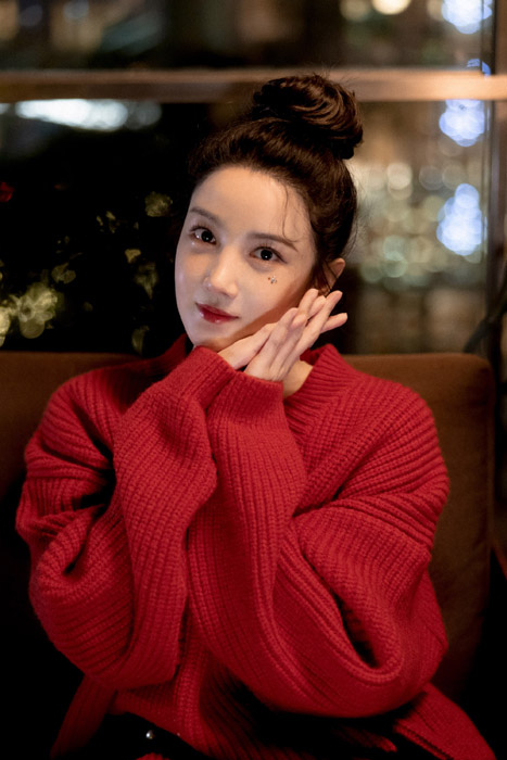 陈小纭红色毛衣休闲时尚写真照