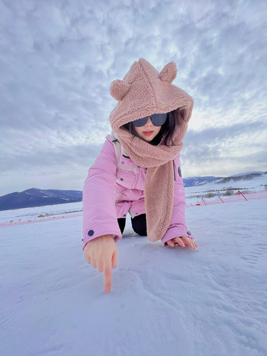 谭松韵粉色棉袄可爱雪地写真照