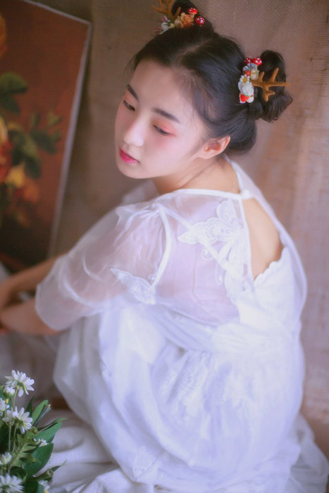 张雅钦丸子头白纱裙可爱清纯写真照