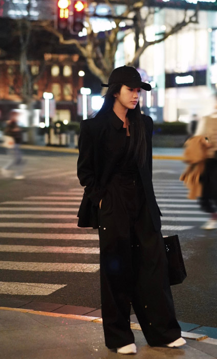 林博洋黑色套装酷帅时尚街边写真照