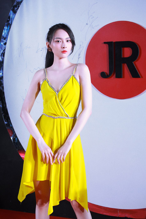 杨之楹黄色吊带裙时尚写真照