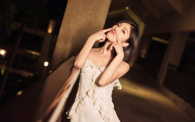 赵奕欢纯白吊带礼服优雅明艳写真照