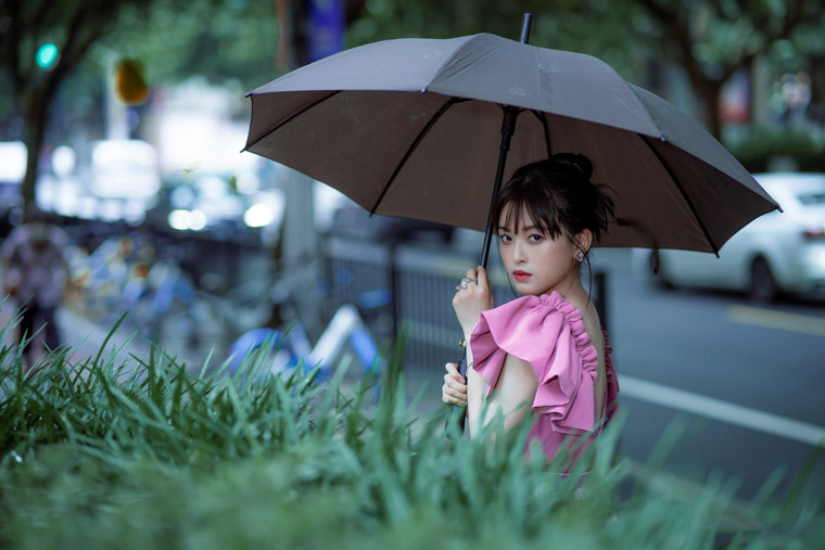 宋芳园玫红轻纱露背礼服优雅写真照