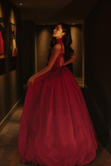 熊黛林红色轻纱礼服优雅氛围感写真照