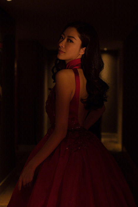 熊黛林红色轻纱礼服优雅氛围感写真照