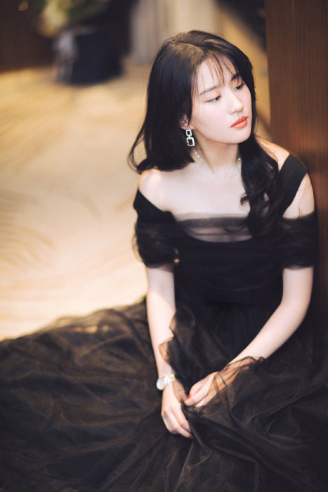 刘亦菲黑色轻纱礼服气质优雅写真照