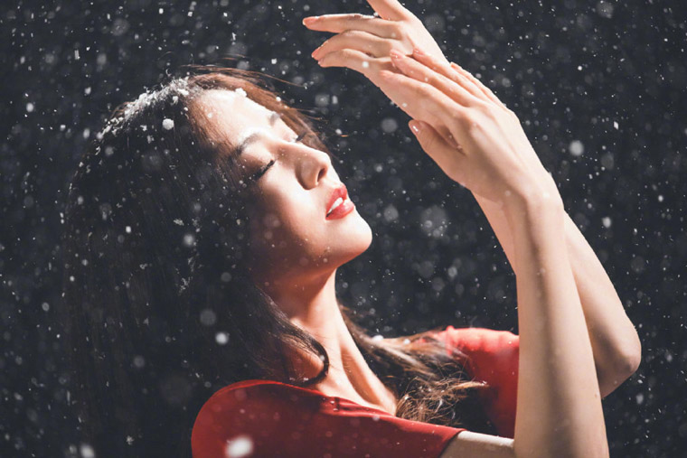 佟丽娅红裙雪中起舞唯美写真图片
