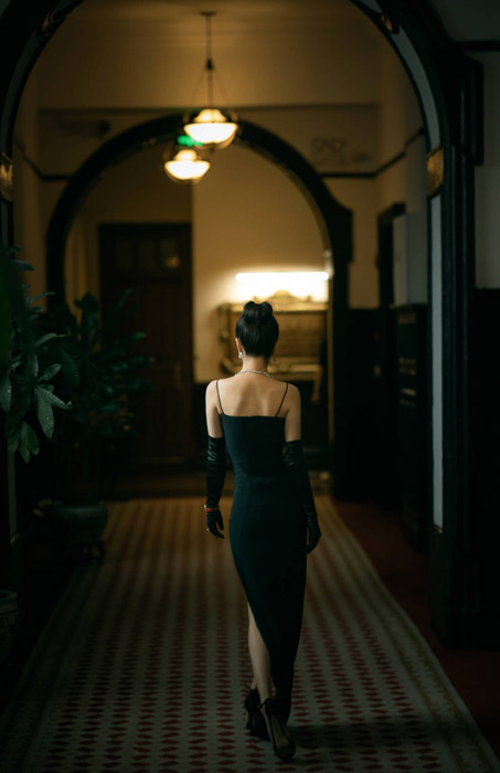 佟丽娅黑色开叉抹胸礼服性感写真照片