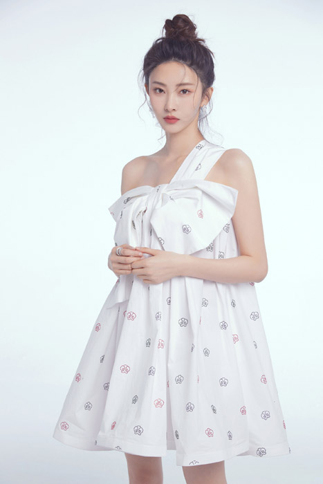 胡丹丹白色印花吊带裙时尚写真照