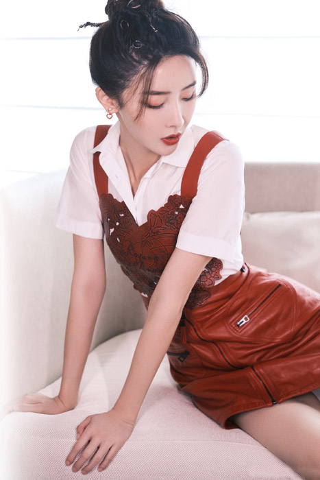 胡丹丹红色吊带裙优雅明媚写真照