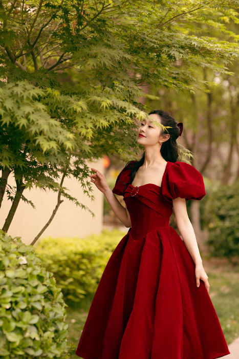 宋轶红色方领礼服明媚动人时尚写真照