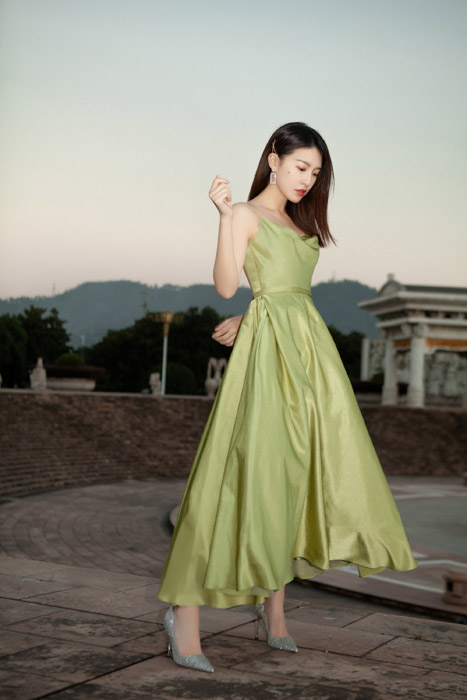 杜雨宸果绿色礼服气质优雅写真照