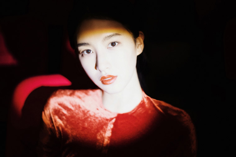 杜雨宸气质丝绒红裙光影氛围感写真照