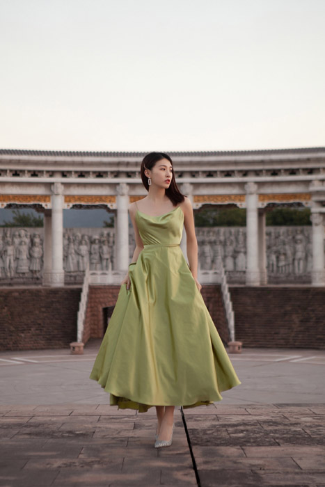 杜雨宸果绿色礼服气质优雅写真照