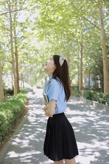 杜雨宸校园小道学生气恬静文艺写真照